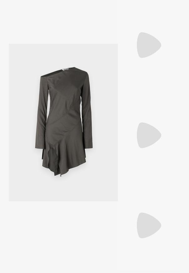 Vestido asimétrico de manga larga en gris oscuro, hecho de una tela suave. Presenta costuras diagonales y un dobladillo acampanado con un borde volátil.; Botín negro de charol con punta cuadrada y tacón geométrico grueso. Presenta una textura suave y brillante, y una lengüeta en la parte trasera para facilitar su uso.; Bolso de piel negra con forma curva, correa desmontable y herrajes dorados. El bolso cuenta con una solapa con un detalle de hebilla.; Pendientes de aro en tono dorado con un acabado suave y pulido. Presentan una forma de medio círculo y un cierre de poste seguro.