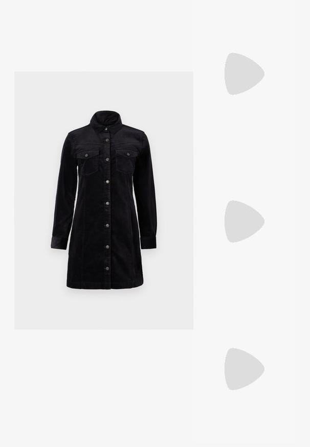 Rochie din catifea neagră cu mâneci lungi, guler clasic, două buzunare pe piept și închidere cu nasturi argintii pe toată fața.; Bocanci de cowboy din piele maro, cu vârf ascuțit și toc pătrat, având cusături detaliate și accente ridicate pe tijă.; Geantă de mână din piele neagră, cu clapetă și un detaliu din metal auriu. Include o curea neagră și un design elegant, minimalist.; Cercei din argint cu un design torsadat, având un finisaj lucios și închidere cu tijă. Au un diametru de aproximativ 3 cm.