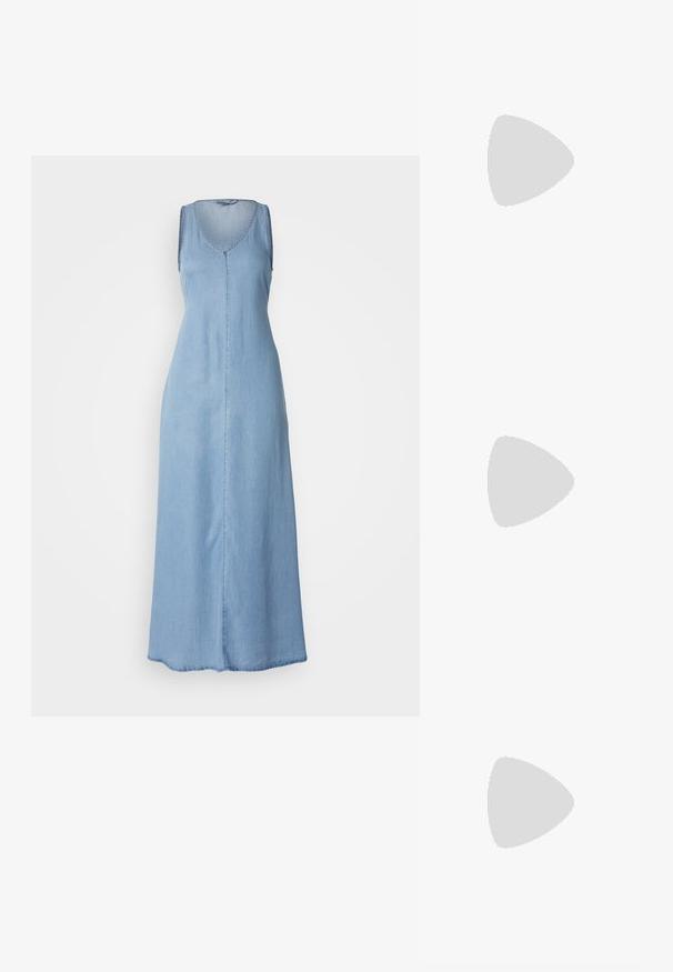 Denim bezrukavna maksi haljina u svijetloplavoj boji, s v-izrezom i ravnim siluetom s minimalnim detaljima šivanja.; Bijele sandale s visokom potpeticom i trakama, ravno oblikovanim prstima, teksturiranim prednjim dijelom s naboranim detaljima i uskom trakicom oko gležnja.; Smeđi kožni torba s mekom teksturom, koja ima prostran dizajn i jedan remen. Nosena s plavom traper jaknom.; Zlatne kružne naušnice, tanke i okrugle, s glatkom metalnom površinom bez ukrasa ili uzoraka.