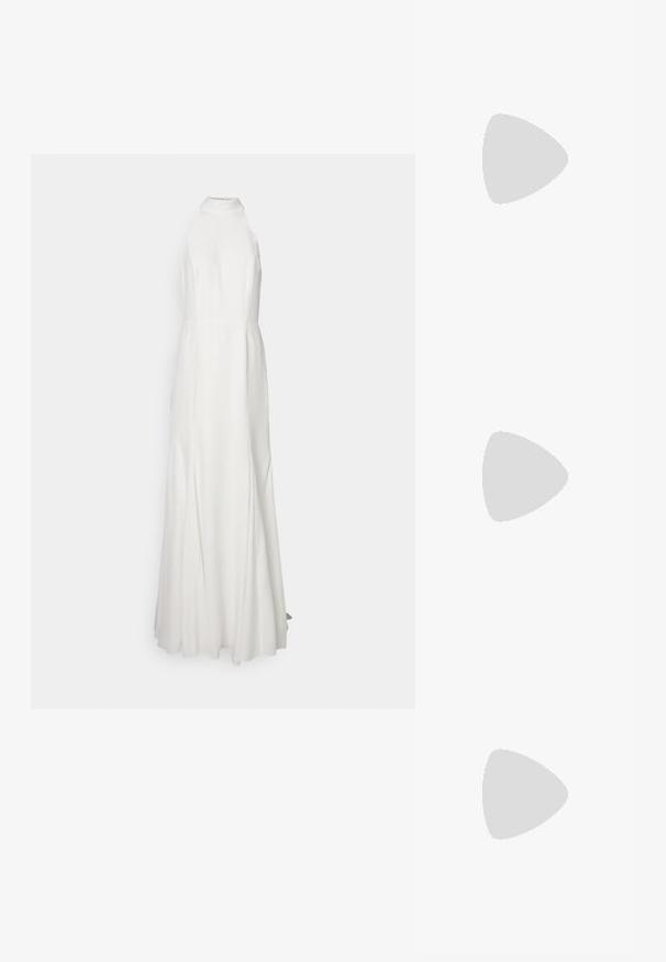 Lange, witte, halter nek jurk met een strakke bovenkant en een vloeiende rok. Glad textiel, zonder zichtbare patronen of accenten.; Bruine suède sportschoen met roze accenten, met een gebogen leren zijontwerp, gouden logo en een gestructureerde rubberen zool.; Bruine schildpadbril met ovale lenzen, dunne armen en transparante accenten. Heeft een subtiele logo op de tempel. Strak, lichtgewicht ontwerp.; Witte zijden sjaal met polka dots, voorzien van kleine zwarte stippen en een gestikte rand. Inclusief een merketiket in de onderste hoek.