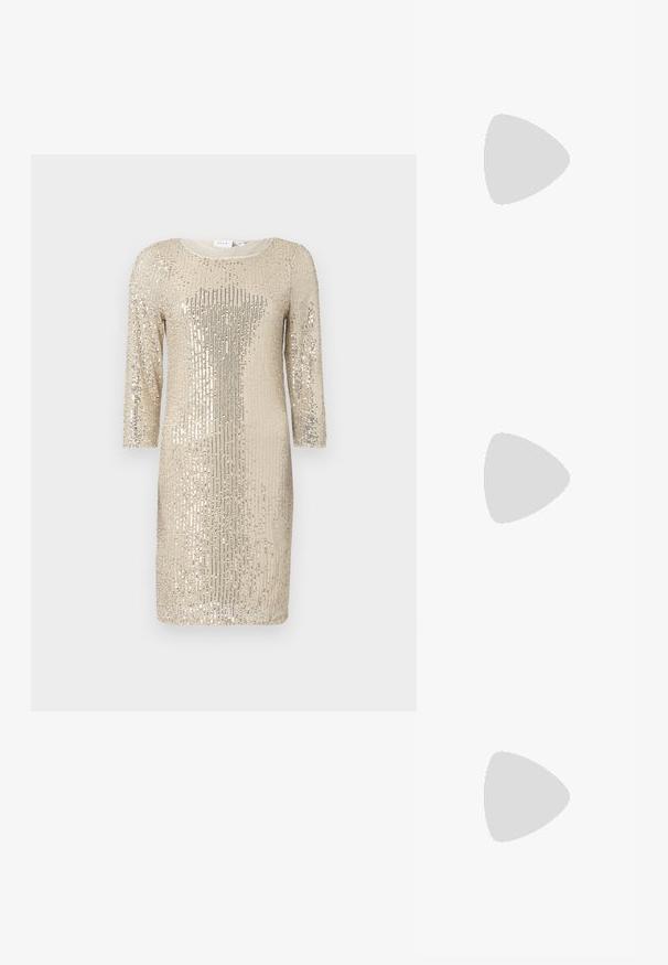 Abito in sequins color oro chiaro con maniche lunghe, scollo a giro e silhouette aderente. Presenta una texture brillante e un motivo verticale.; Scarpa con tacco alto a punta, con una combinazione di colori argento, oro e nudo. Finitura lucida con design a ritaglio, con tacco a stiletto.; Borsa a pochette metallica argentea con una forma morbida e arrotondata e chiusura superiore annodata. Realizzata in materiale sintetico morbido.; Orecchini a cerchio in argento con un design torciglionato, caratterizzati da una finitura lucida e chiusura a perno. Misurano circa 3 cm di diametro.