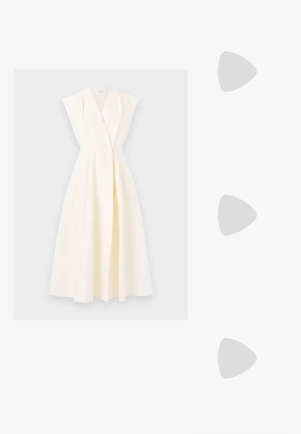 Marella OSSOLA - Vestido informal - panna; Camiseta de manga corta blanca hecha de tela de canalé. Cuello redondo, corte regular y detalles de costura sutiles. Sin patrones ni gráficos.; Zapato de piel negra tipo slingback con punta afilada, que presenta un detalle trenzado y un diseño superior plisado. Suela plana con hardware mínimo.; Bolso de mano de cuero marrón con cierre de solapa, herrajes en tono dorado, correa para el hombro y una textura suave. Forma rectangular compacta.