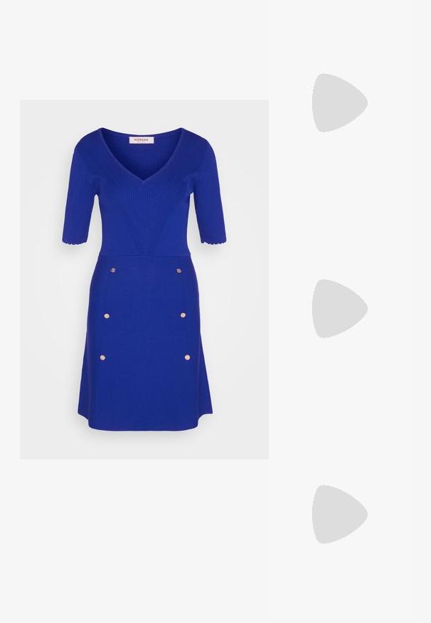 Morgan Pulóverruha - royal; Fekete lakkbőr slingback sarkú cipők hegyes orral és kis blokk talppal, ezüst csat díszítéssel a pánton.; Fekete bőrtáska ívelt formával, levehető pánttal és arany színű fémrészekkel. A táskán egy csattal díszített fedél található.; Aranyszínű fülbevalók, texturált, hullámos formákkal. Tartalmazza a szobrászati klipszes studokat és az open hoop kialakítást, kalapácsos felülettel.