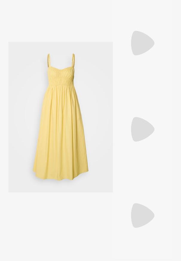 Žuta ljetna haljina s tankim podesivim naramenicama, naboranom bustierom i lepršavom A-siluetom koja je napravljena od laganog materijala.; Crne kožne slingback cipele s šiljastim nosom, tankim potplatom i zlatnim detaljima na prednjem dijelu. Glatka tekstura i strukturirani dizajn.; Crna kožna torba s teksturiranim završetkom, uglatom obliku, dvostrukim ručkama i podesivim remenom za rame. Sadrži DKNY logo kao akcent.; Zlatno obojene viseće naušnice u obliku suze, s sjajnom metalnom obradom i akcentom od srebrne boje.