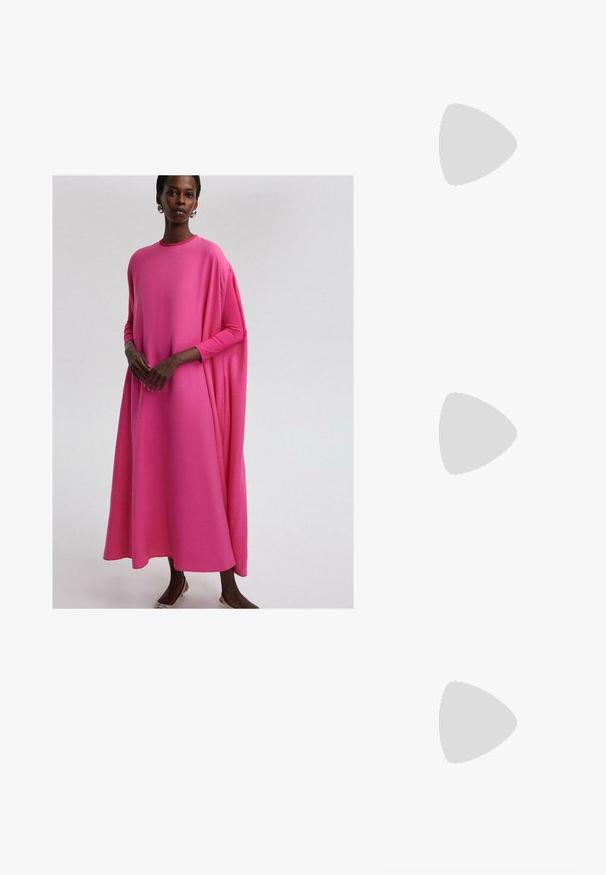 Robe à manches longues, ample, en tissu rose vif. Présente un col arrondi et une silhouette fluide, avec une texture lisse et un drapé subtil.; Sandale blanche à talons hauts avec un talon épais, présentant un design à lanières et un lien autour de la cheville. Texture lisse avec une plateforme à l'avant pour une hauteur supplémentaire.; Sac à main beige en matériau souple, avec un design décontracté, des détails cousus et deux poignées. Idéal pour un usage quotidien.; Stradivarius SET - Bracelet - dark brown