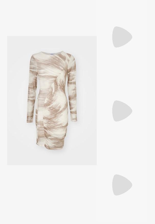 Kratka obleka z dolgimi rokavi, izdelana iz lahkega materiala, s smetanasto in rjavo abstraktno vzorcem ter gubanjem na strani.; Črne lakirane slingback pete s koničastim nosom in geometrijsko blokasto peto. Imajo eleganten, minimalističen dizajn in gladko teksturo.; Črna usnjena torbica s ukrivljeno obliko, z odstranljivo naramnico in zlatimi dodatki. Torbica ima pokrov s podrobnostmi v obliki zaponke.; Zlato-tonirani uhani v obliki obroča z gladko, polirano površino. Imajo obliko polkroga in varno zaponko na peto.