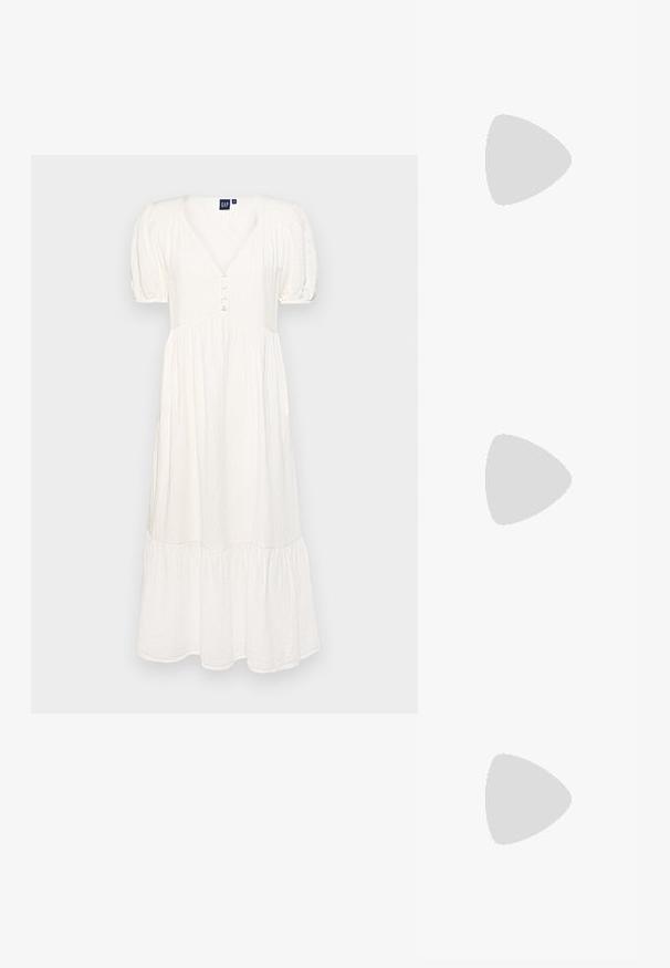 GAP GAUZE  - Maxi ruha - new off white; Fekete lakk bőr szandálkés magas sarkú cipő, hegyes orral és geometrikus tömbsarkakkal. Karcsú, minimalista dizájn és sima textúra jellemzi.; Fekete bőrtáska ívelt formával, levehető pánttal és arany színű fémrészekkel. A táskán egy csattal díszített fedél található.; Ezüst karika fülbevalók csavart kialakítással, fényes felülettel és fülbevaló tűzáras zárással. Átmérőjük körülbelül 3 cm.