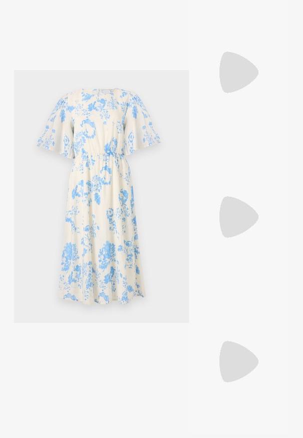 Cvetna obleka v kremni barvi z modrimi vzorci, ki ima kratke naborke, elastičen pas in obliko lahkotne krila.; Zlati, kovinski slingback čeveljci z ostrim nosom in masivnim peto. Gladka tekstura, minimalistična zasnova in ozka zanka.; Črna usnjena torbica s ukrivljeno obliko, z odstranljivo naramnico in zlatimi dodatki. Torbica ima pokrov s podrobnostmi v obliki zaponke.; Zlato obarvan kovinski zapestnica s tekočim, ukrivljenim dizajnom. Ima majhen, izstopajoč srebrn poudarek na enem koncu.