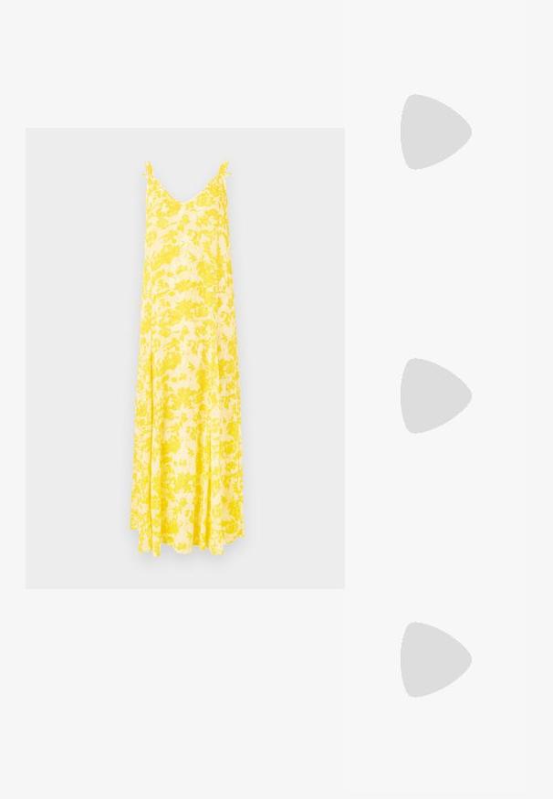 Robe maxi florale jaune avec un décolleté en V et des bretelles fines, offrant une silhouette fluide et un tissu léger, idéale pour les temps chauds.; Baskets avec une tige en tissu beige agrémentée d'accents en daim tan, une semelle intermédiaire blanche et une semelle en caoutchouc avec un détail de marque.; Sac à main tissé beige avec un design structuré, présentant un dessus lisse et une longue bandoulière. Des détails texturés rehaussent l'apparence générale.; Boucles d'oreilles créoles composées d'anneaux entrelacés en or et en argent, avec un accent en zircon cubique transparent et un bandeau texturé sur un des anneaux.