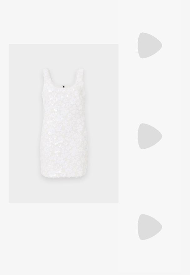 Vestido floral branco com tecido brilhante, decote redondo e design sem mangas. Comprimento curto com um fecho discreto nas costas.; Salto slingback em patente preta com bico apontado, apresentando um padrão de pele de cobra texturizado, tira ajustável e um salto bloco curto e texturizado.; Bolsa de mão texturizada bege com alça ajustável, dois bolsos frontais fechados por fivelas e detalhes em metal dourado. Fecho em zíper na parte superior.; Brincos em metal dourado com forma de arco alongado e curvado. Apresentam uma superfície lisa e brilhante, com uma ponta arredondada para um detalhe adicional.