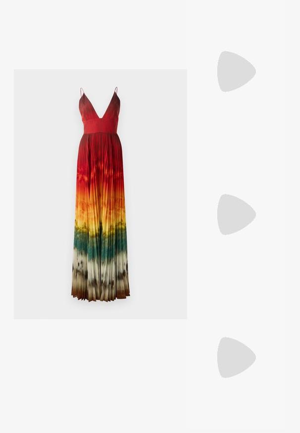 Robe maxi avec un décolleté en V profond, portant des plis. Dégradé de couleur allant du rouge à l'orange, transitionnant vers le vert et le marron au bas. Bretelles réglables.; Bottine en cuir marron avec un orteil carré, une finition texturée et un petit talon empilé. Présente une languette à l'arrière et des détails de couture subtils.; Sac en cuir embossé crocodile marron avec une forme cylindrique, quincaillerie dorée et une bandoulière détachable ornée de clous.; Rabanne XL LINK  DOUBLE HOOP EARRINGS - Boucles d'oreilles - gold-coloured