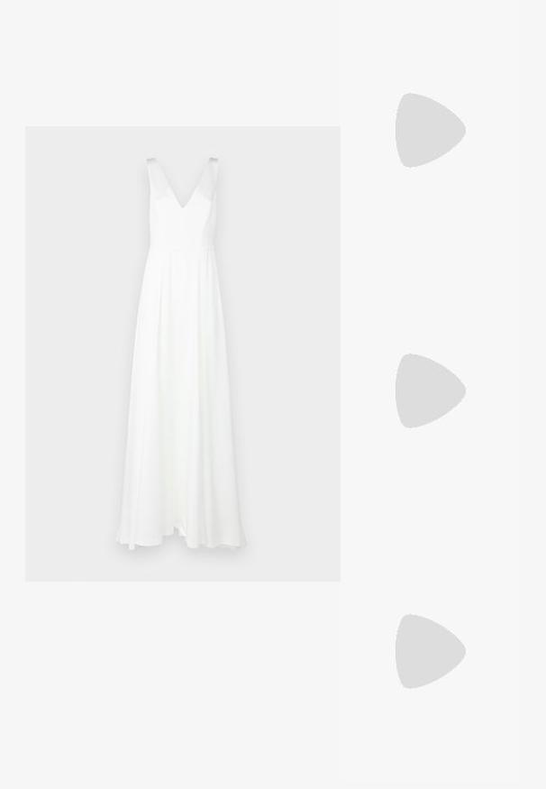 Fehér, földig érő ruha V-nyakkivágással és széles pántokkal. Könnyű anyagból készült, folyó szoknyával és minimalista dizájnnal.; Fekete lakkbőr magassarkú, slingback cipő, hegyes orral, állítható bokapánttal és nyitott oldalakkal. Simító felület.; Fekete kézi táska strukturált formával, sima textúrával és fémből készült záródással. Széles fekete nadrággal és nyitott orrú szandállal párosítva, fából készült padlón.; Aranygyűrű texturált, hullámos dizájnnal, három kiemelkedő csúccsal. Simább, fényes felület és nyitott sáv az állítható illeszkedés érdekében.