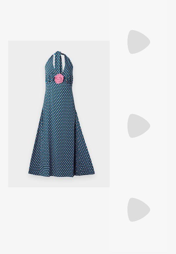 Haalara-topp dress som har et diamantmønster i sjøgrønn, rosa og svart. Mer notable rosa tekstilblomsterdetalj ved brystet. Utvidet A-linjesilhuett.; Mustat nahkakengät, joissa on avonainen takaosa ja kärjessä terävä muoto, koristevyöt, joissa on metalliset reiät, sekä matala lohkoepohja. Teksturoitu pinta.; Musta lakattu nahkalaukku suorakaiteen muotoisena, ketjuhihnalla ja erottuvalla varustusesineellä keskellä. Siveltimellinen pinta.; Helmi kukka korvakorut kultaisilla yksityiskohdilla. Jokainen terälehti sisältää pieniä pyöreitä helmiä, jotka on järjestetty kukkamuotoon ja joihin on lisätty roikkuvia helmikoristeita.