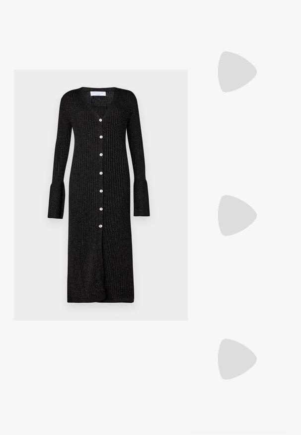 Zwarte geribbelde gebreide cardigan met lange mouwen, V-hals en knoopsluitingen aan de voorkant. Heeft uitlopende mouwmanchetten en een subtiele glans.; Zwarte leren enkelboot met een gladde textuur, spitse neus en een gedurfde hoge hak. Beschikt over een zijopening en een minimalistisch ontwerp.; Beige leren handtas met zilveren hardware, twee zijritsen, gestructureerd ontwerp en een afneembare schouderband voor veelzijdigheid.; Zilveren choker ketting met een delicaate ketting, voorzien van geometrische accenten en een klein decoratief element in het midden. Gladde huidtextuur zichtbaar.