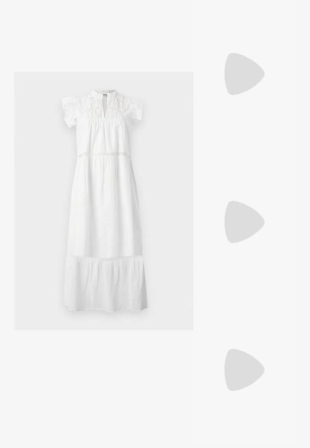 Robe en coton blanc avec des manches courtes à volants, un col montant et des détails en dentelle. La robe présente un corsage froncé et un ourlet en biais.; Chaussure à talon aiguille à bout pointu avec un schema de couleurs argent, or et nude. Fini brillant avec un design découpé, dotée d'un talon stiletto.; Pochette en métal argenté avec une forme douce et arrondie et un fermoir en haut noué. Fabriquée en simili cuir lisse.; Boucles d'oreilles en argent en forme de créoles avec un design torsadé, dotées d'une finition polie et d'une fermeture à poussoir. Mesurent environ 3 cm de diamètre.