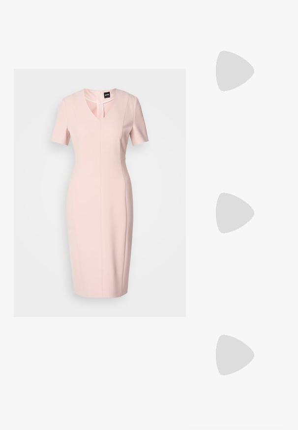 Heledus roosa kehakonstruktsiooniga kleit lühikeste varrukatega, V-kaelusega ja esise lõikega detailiga. Valmistatud siledast kangast, millel on kohandatud siluett.; Valge ja beež sneaker, millel on sile nahast pealismaterjal, tekstiil aktsendid, ümar varvas ja tekstuuriga kummist välispind. Brändi nimi on trükitud küljele.; Must mustrist käekott, millel on struktureeritud disain, lühendatud kuju, ülemine käepide ja kuldne metallist detail. Reguleeritav õlalihm on kaasas.; Hõbe rõngas kõrvarõngad, millel on sujuv ja kõver kuju. Omab läikivat metallist viimistlust ja nupuga sulgemist. Pole nähtavaid mustreid ega aksessuaare.