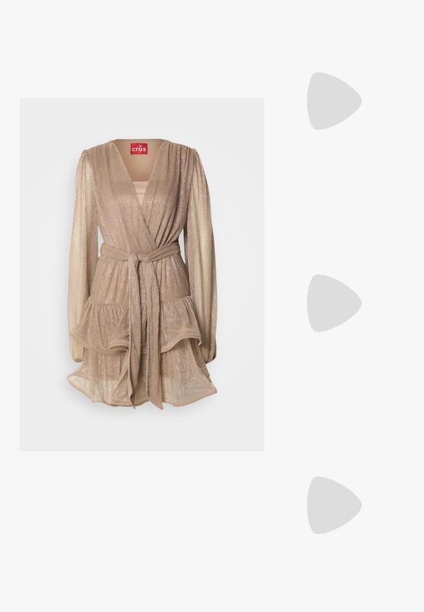 Abito avvolgente metallico beige con lunghe maniche a sbuffo, gonna a balze a strati e una cintura abbinata. Presenta una scollatura a V profonda e un leggero lucido.; Slingback con tacco in vernice nera con punta affusolata, caratterizzato da una stampa a serpente testurizzata, cinturino regolabile e un tacco corto e testurizzato.; Borsa a tracolla nera in pelle con due tasche frontali, fibbie dorate, chiusura con zip e una tracolla sottile. Superficie texturizzata e forma rettangolare compatta.; Orecchini in tonalità dorata con un cristallo trasparente rettangolare sospeso sotto una fila di piccoli accenti trasparenti rotondi. Design elegante e moderno.
