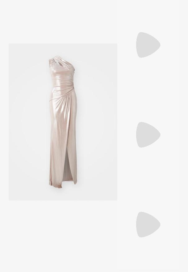 Asymmetrisk klänning med en axel i metallisk rosafärgad tyg, med draperingsdetaljer, en höga spricka och en slank silhuett.; Svart lackläder slingbacksko med spetsig tå, ankelremmar med silverfärgade spännen och detaljer samt en smal klack.; Svart läderhandväska med en böjd form, avtagbar rem och guldiga detaljer. Väskan har ett lock med en spänndetalj.; Örhängen i guldton med texturerade, vågiga former. Inkluderar skulpturala clip-on-stift och öppen hoop-design med hamrad finish.