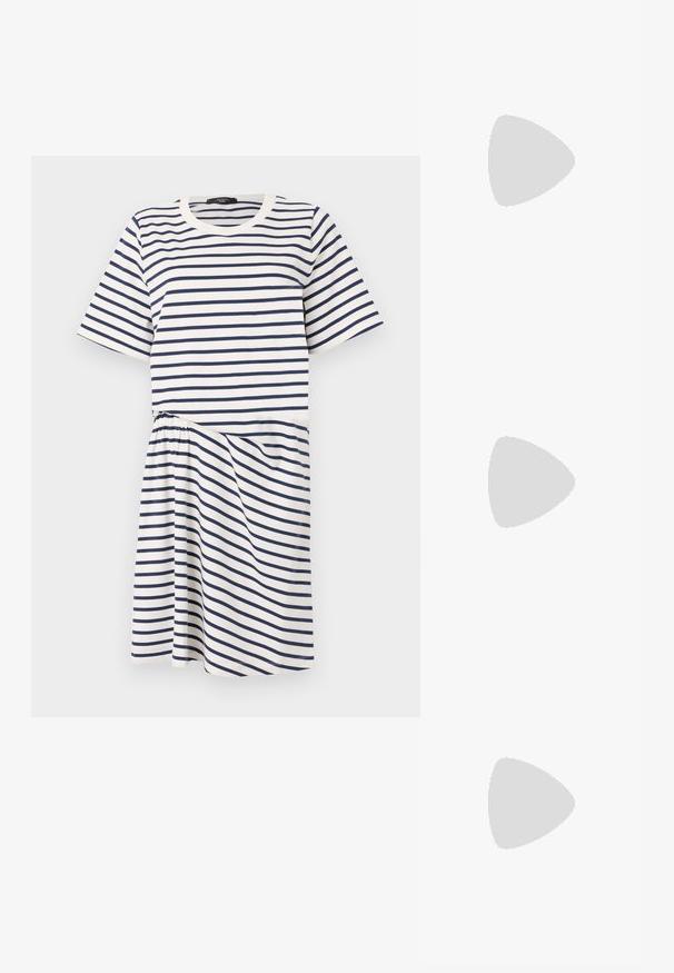 Csíkos ruha kerek nyakkivágással, rövid ujjakkal és elasztikus derékkal. Színei fehér és sötétkék vízszintes csíkok.; Fehér, rövid ujjú póló ribbed anyagból. Kerek nyakkivágás, normál szabás és diszkrét varrási részletek. Nincsenek minták vagy grafikák.; Fekete bőr balettcipő lekerekített orral, sima tekstúrával, minimális varrással és rugalmas talp kialakítással.; Barna bőr kézitáska, hajtókás zárással, arany színű fém kiegészítőkkel, vállpánttal és sima felülettel. Kompakt téglalap alakú.