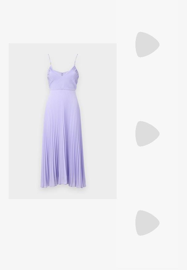 Lilafarbendes, plissiertes Kleid mit dünnen Trägern, tailliertem Oberteil und einem ausgestellten Rock, der bis zur Mitte der Wade reicht. Die strukturierte Stoffqualität erzeugt vertikale Linien.; Schwarze Lacklederschuhe mit Slingback, spitzem Zehenbereich, silbernen Hardware-Details und einem niedrigen Blockabsatz. Glatte, glänzende Textur auf der gesamten Oberfläche.; Schwarze Leder-Crossbody-Tasche mit glatter Textur, rechteckiger Form und metallic-kettendetail auf der Vorderseite. Verstellbarer Gurt inklusive.; Goldene Creolen mit einem strukturierten Design und drei klaren Kristallakzenten auf einer Seite, die eine moderne geometrische Ästhetik bieten.