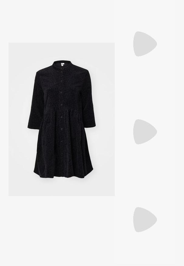 Abito nero con un motivo leopardato testurizzato, maniche 3/4, chiusura con bottoni, design senza colletto e gonna svasata dalla vita.; Décolleté in vernice nera con punta affusolata e tacco in geometria cubica. Presentano un design elegante e minimalista, con una texture liscia.; Borsa a tracolla nera in pelle con una forma curva, manico rimovibile e accessori dorati. La borsa presenta una patta con un dettaglio a fibbia.; Bracciale in metallo color oro con un design fluido e curvilineo. Presenta un piccolo e prominente accento color argento a un'estremità.