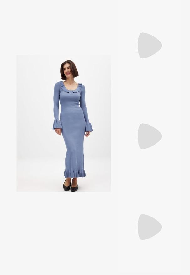 Garšs, piegulošs zils ribots kleita ar viļņotu dekoltē un vaļīgām piedurknēm, ar frillīgu apakšmalu un kombinēta ar melnām kurpēm.; Zeltaini, metāla kurpes ar siksniņām, norakans purngalis un masīla papēdis. Gluda tekstūra, minimālisma dizains un šaura siksna.; Melnas ādas rokassoma ar izliekta formu, noņemamu siksnu un zelta aksesuāriem. Somai ir vāciņš ar sprādzes detaļu.; Zelta toņa gredzens ar organisku, vērptu dizainu, gludu virsmu un sašaurinātiem galiem, radot mūsdienīgu, skulpturālu izskatu.