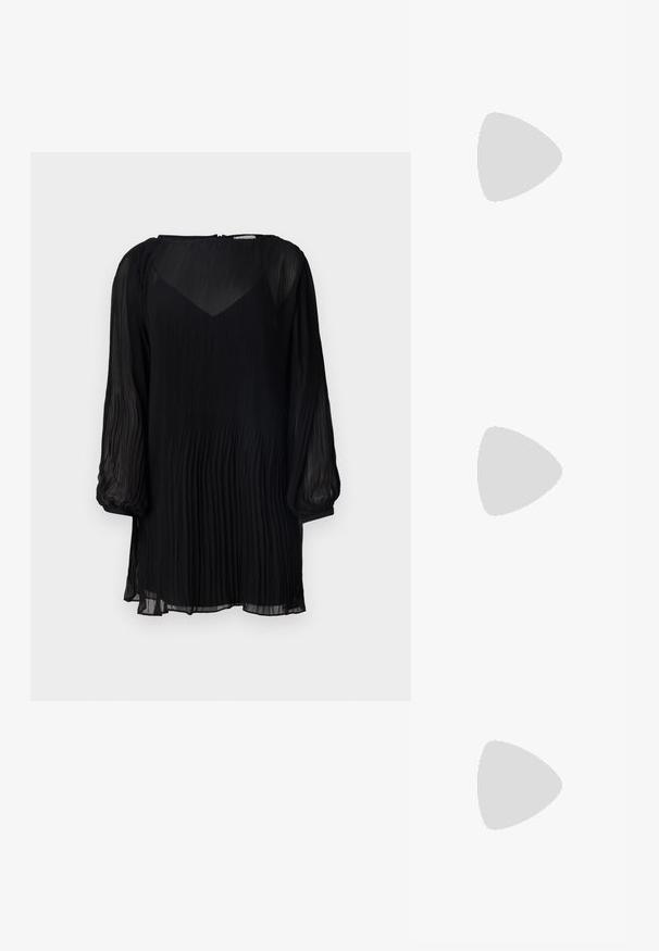 Maisonêtre JEAN MINI DRESS - Cocktailkleid/festliches Kleid - black; Schwarze Lackleder-Slingback-High Heels mit spitzem Schuh und einem geometrischen Blockabsatz. Verfügt über ein schlankes, minimalistisches Design und eine glatte Textur.; Schwarze Lederhandtasche mit einer geschwungenen Form, goldenen Beschlägen und einem abnehmbaren Griff. Strukturierter grauer Strickpullover, der über schwarzen Hosen getragen wird.; Ohrringe in Goldoptik mit strukturierten, gewellten Formen. Beinhaltet skulpturale Clip-Ohrringe und ein offenes Hoop-Design mit gehämmertem Finish.
