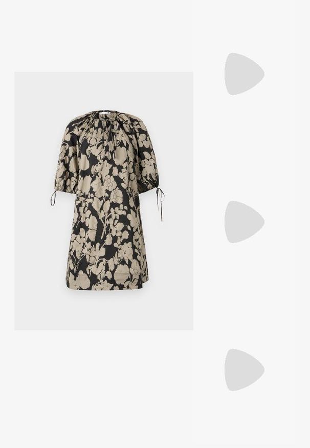 Kukallinen mekko musta-beige, valmistettu pehmeästä kankaasta. Siinä on rypistetty kaula-aukko ja lyhyet puffihihat, joissa on nauhat.; Mustat nahkaiset slingback-korkokengät, joissa on terävä kärki, ohuet korot ja kultasävytteinen yksityiskohta säädettävässä hihnassa. Silkkinen pinta.; Mustalla nahkalaukulla, jossa on jämäkkä muotoilu, lyhyt malli, yläkahva ja kultaiset yksityiskohdat. Säädettävä olkahihna sisältyy.; Hope hopeista, joissa on sileä, kaareva muotoilu. Varustettu kiiltävällä metallipinnoitteella ja nappikiinnityksellä. Ei näkyviä kuvioita tai koristeluja.