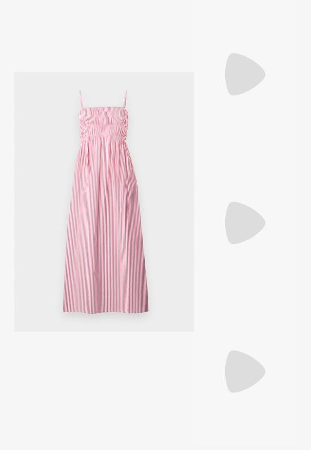 Olkaimeton, puolipitkä mekko, jossa on smockattu yläosa. Pystysuorat punaiset ja valkoiset raidat, kevyttä kangasta pehmeällä tekstuurilla. Yksinkertainen helma.; Musta nahkainen ballerina, jossa on pyöristetty kärki, sileä pinta, minimaalinen ommelkoristelu ja joustava pohjamuotoilu.; Musta nahkainen olkalaukku, jossa on kaksi etutaskua, kultaiset soljet, vetoketjukiinnitys ja kapea hihna. Teksturoidun pinnan ja kompaktin suorakaiteen muoto.; Kultaketjut korvakorut, joissa on kierretystä muotoilusta valmistettu solmu. Jokaisessa korvassa on pyöreä, kirkas tausta varman käyttömukavuuden takaamiseksi.