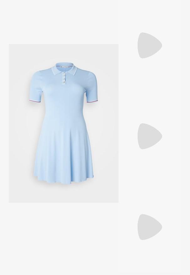 Tommy Hilfiger Curve STRIPES POLO  - Trikotāžas kleita - vessel blue; Bēža baleta kurpes ar smailu purngalu, pārklātas ar sietu, un ar sānu sprādzi. Plakana zole ar gludu tekstūru.; Melna ādas rokassoma ar izliekta dizaina elementiem, zelta krāsas detaļām un augšējo rokturi. Iezīmējas ar elegantu aizdari un gludu faktūru.; Sudraba divu joslu gredzens ar gludu, pulētu virsmu. Iezīmējas ar plūstošu, izliekta dizaina struktūru ar pārklājošām sekcijām modernam izskatam.