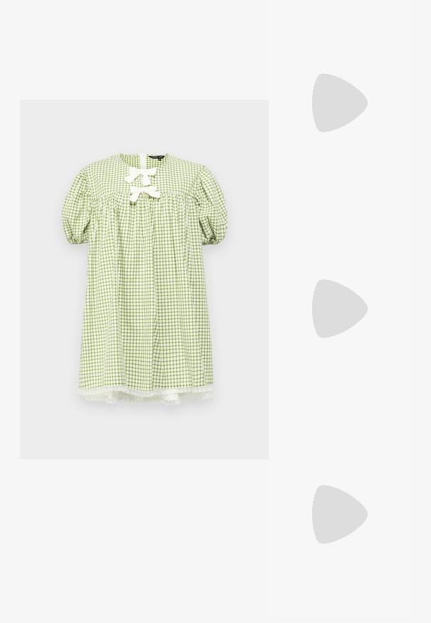 Sister Jane PET MINI DRESS - Denné šaty - green; Čierne lakované kožené sandálové podpätky s špicatou špičkou a geometrickým blokovým podpätkom. Disponujú elegantným, minimalistickým dizajnom a hladkým povrchom.; Čierna kožená kabelka s zaobleným tvarom, odnímateľným popruhom a zlatými doplnkami. Kabelka má klopu s detailom s prackou.; Náušnice z kovu v zlatej farbe s elegantným, zakriveným dizajnom. Majú charakteristický špicatý tvar, leštený povrch a uzáver na pánt.