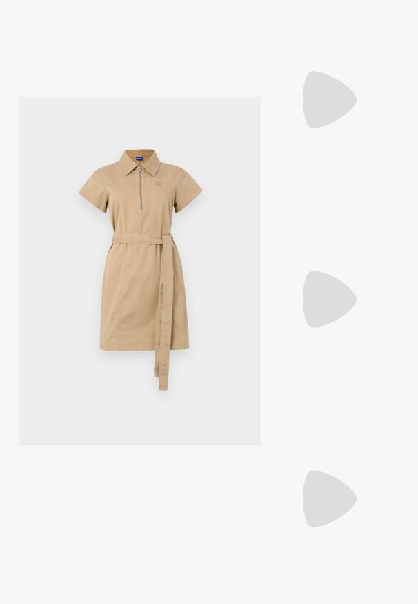 Vaalean tan värinen puuvillamekko, jossa on lyhyet hihattomat hihat, vetoketjukaulus ja samasta kankaasta tehty vyö. Suora leikkaus, jossa on hillitty logodetaili.; Mustat korkokengät sandaalit, joissa on ohuet hihnat solmittuna, sileä neliön muotoinen varvasosa ja tyylikäs stiletto-korko.; Vaalea harmaa metallinen käsilaukku, jossa on ketjusanka. Laukku on koristeltu pienillä pyöreillä metallikoruilla ja kolmion muotoisella brändilogolla.; Hopea metalliset korvakorut, joissa on sileä, pisaramainen muoto ja kiillotettu pinta. Huomaamattomat kaiverrukset lisäävät yksityiskohtia. Minimalistinen muotoilu.