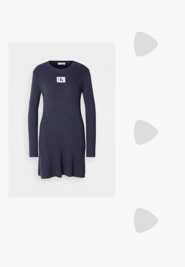 Marineblauw ribgebreid jurkje met lange mouwen en een uitlopende zoom. Heeft een witte patch met het logo "CK" op de borst. Zachte textuur.; Zwarte puntige slingback schoen met een lage hak, gemaakt van soepel leer en voorzien van een uitsnede aan de zijkant voor ventilatie.; Zwarte leren handtas met een gebogen vorm, slanke schouderband, zilveren rits en Calvin Klein-logo aan de voorkant. Gladde textuur en minimalistisch design.; Zilveren metalen creolen met een gladde, glanzende oppervlakte en een gestructureerd, rond ontwerp. Voorzien van een scharnierende sluiting voor een veilige draagervaring.