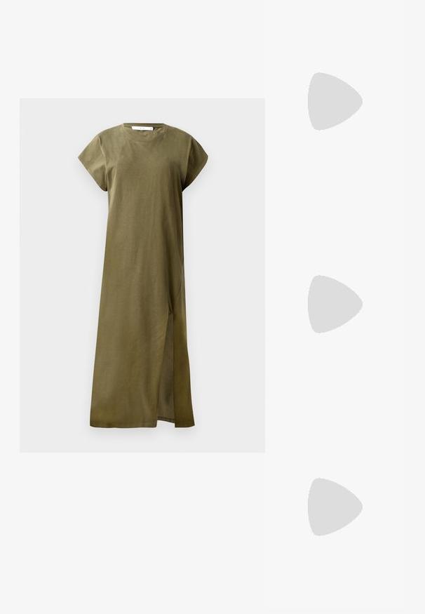 Robe verte olive, à mi-mollet, en coton doux, avec des manches courtes, un col rond et une fente sur le côté pour plus de mobilité. Design simple et sans ornements.; Escarpin slingback en vernis noir avec un bout pointu, présentant un imprimé serpent texturé, une sangle réglable et un petit talon bloc texturé.; Sac en cuir noir porté en travers avec deux poches avant, boucles dorées, fermeture zippée et une sangle fine. Surface texturée et forme rectangulaire compacte.; Boucles d'oreilles en métal doré en forme d'anneau, avec une forme courbée et allongée. Elles présentent une surface lisse et brillante avec une pointe arrondie pour un détail supplémentaire.