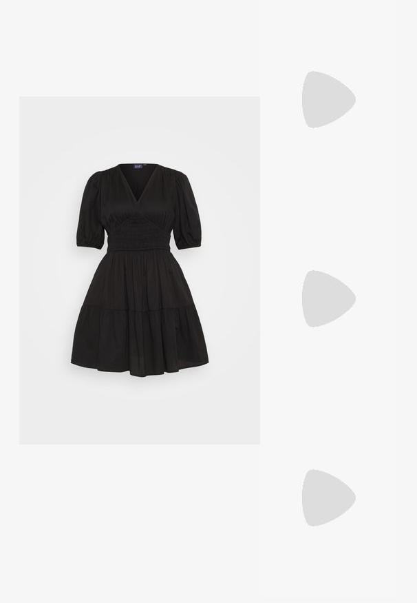 GAP PUFF MINI - Päevakleit - black; Hõbedased slingback kõrged kontsad terava ninaga, metalne viimistlus, kaks dekoratiivset rihma ja sihvakad kontsad musta otsaga.; Hõbedane metallik südamekujuline käekott, millel on kaks käepidet, ahelast rihm ja sile tekstuur. Omab metalset riistvara ja õmblustega servi.; Hõbedased kõrvarõngad erinevates stiilides: punnid, rõngad ja ripatsid, sisaldades geomeetrilisi kujundeid, pärleid ja tekstuurilisi aktsente korraldatud ridades.