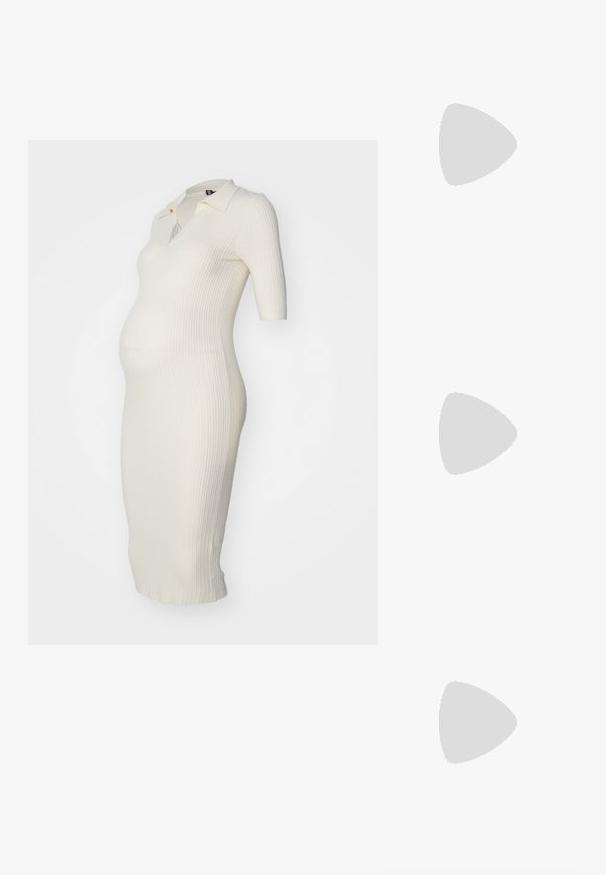 Robe ajustée, longueur genou, en tricot côtelé crème avec un col polo et des manches courtes, conçue pour les vêtements de maternité avec une texture lisse.; Chaussure Mary Jane en cuir verni noir avec un bout pointu, une sangle ajustable et un talon carré, présentant une finition brillante et un design minimaliste.; Lunettes de soleil avec une monture en métal doré et des verres verts, de forme angulaire, et des embouts de branches transparents. Marque notable sur le verre gauche.; Sac à épaule en cuir blanc avec une finition lisse, de forme rectangulaire, fermeture à rabat et une bandoulière réglable. Détails de couture simples.