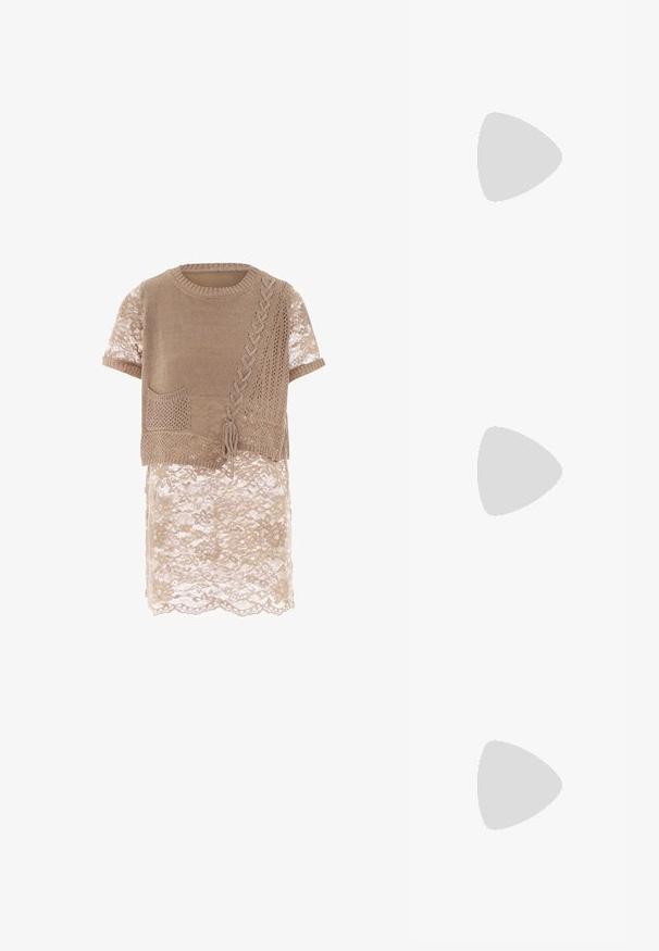 Beige gebreid top met korte mouwen, voorzien van een decoratieve zak, gestructureerde patronen en een kanten afwerking aan de zoom.; Bruine boven-de-knie laarzen van zacht suede met een spitse neus en een chunky zwarte hak. Het ontwerp heeft naadloze stiksels voor een strakke uitstraling.; Bruine gradient zonnebril met een rechthoekige vorm, glanzend kunststof frame en licht gebogen armen. Bevat een gradient lens en subtiele accenten.; Bruine leren schoudertas met een gebogen vorm, gouden hardware en een gespaccent. Bevat een afneembare schouderriem.