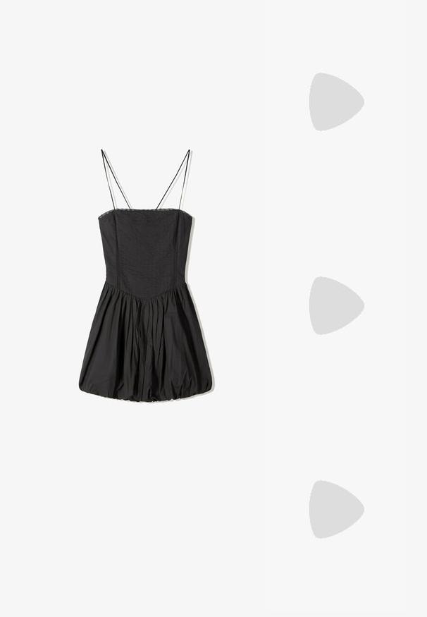 Črna obleka s tankimi naramnicami, teksturirano blago, pritegnjen korzet in nabran kroj, s čipkastim robom ob izrezu.; Zlati, kovinski slingback čeveljci z ostrim nosom in masivnim peto. Gladka tekstura, minimalistična zasnova in ozka zanka.; Črna usnjena torbica s ukrivljeno obliko, z odstranljivo naramnico in zlatimi dodatki. Torbica ima pokrov s podrobnostmi v obliki zaponke.; Uhane nakit iz zlatastega tona z gladko, ukrivljeno zasnovo. Ima edinstveno koničasto obliko, polirano površino in zaponko s tečajem.