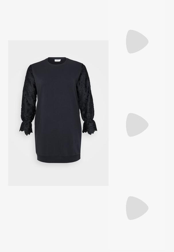 Abito felpa nero con scollatura tondeggiante, caratterizzato da maniche lunghe in pizzo nero con bordi scallop e motivi floreali. Tessuto morbido in misto cotone.; Décolleté in vernice nera con punta affusolata e tacco in geometria cubica. Presentano un design elegante e minimalista, con una texture liscia.; Borsa a tracolla nera in pelle con una forma curva, manico rimovibile e accessori dorati. La borsa presenta una patta con un dettaglio a fibbia.; Anello in tono oro con un design organico e Twisted, caratterizzato da una superficie liscia e punte affusolate, che crea un aspetto moderno e scultoreo.