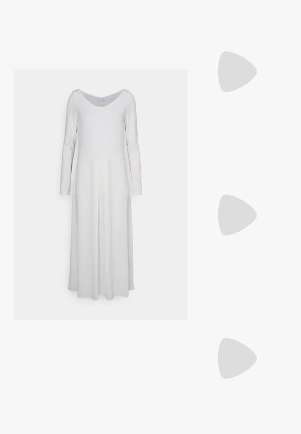 Rochie albă cu mânecă lungă, confecționată dintr-un material moale. Design cu guler în V, cu un corset ajustat și fustă fluidă. Prezintă plisuri discrete la talie.; Stuart Weitzman STUART - Pantofi clasici cu toc - black; Geantă de mână albă texturată, cu un design strâns, având o curea de lanț aurie. Finisaj neted cu valuri subtile și margini rotunjite.; Cercei din metal de culoare argintie, cu un design ondulat și abstract, împodobit cu cristale mici și strălucitoare. Închidere cu tijă sigură.