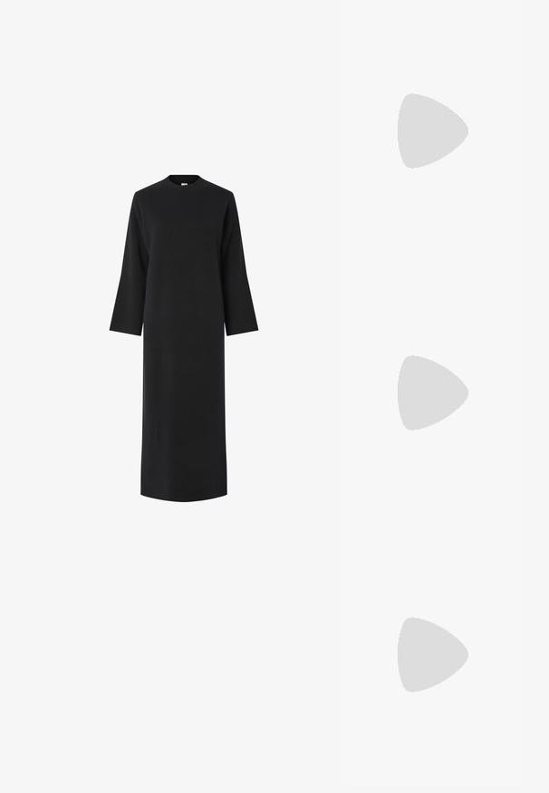 Abito lungo nero a maniche lunghe con un collo alto, realizzato in un tessuto liscio e strutturato. Presenta una linea dritta e arriva sotto le ginocchia.; Scarpa con tacco alto a punta, con una combinazione di colori argento, oro e nudo. Finitura lucida con design a ritaglio, con tacco a stiletto.; Borsa a pochette metallica argentea con una forma morbida e arrotondata e chiusura superiore annodata. Realizzata in materiale sintetico morbido.; Orecchini a cerchio in argento con un design torciglionato, caratterizzati da una finitura lucida e chiusura a perno. Misurano circa 3 cm di diametro.