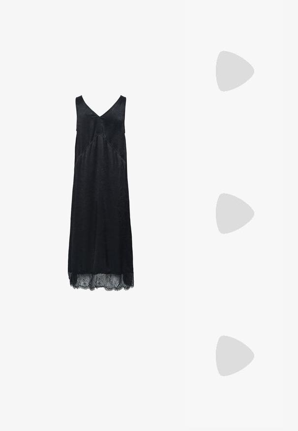 Zwarte mouwloze jurk met een V-hals, textuurstof en kantaanzet aan de zoom. Heeft een diagonale stikselafwerking.; Zwarte gepatineerde leren slingback hakken met een spitse neus en een geometrische blokhak. Kenmerkt zich door een slank, minimalistisch ontwerp en een gladde textuur.; Zwarte leren hobo tas met een gladde textuur, kromme vorm en een enkele verstelbare schouderband; heeft een brede opening aan de bovenkant.; Gouden ringoorbellen, vier stuks, met een gladde afwerking, afgerond ontwerp, variërende maten, voorzien van een scharniersluiting voor gemakkelijk dragen.