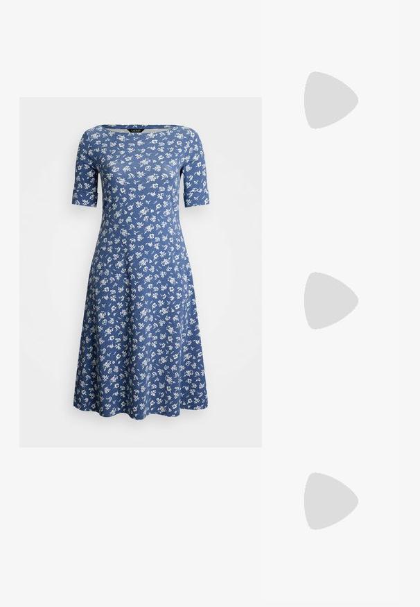 Blå blomstret kjole med korte ermer og rund hals. Laget av mykt stoff med et utsvingt skjørt, prydet med små hvite blomstertrykk.; Sorte lærballerina med spiss tå, minimalistisk design, glatt tekstur, lav hæl uten synlig metall eller dekorasjoner.; Svart lær crossbody-veske med glatt tekstur, rektangulær form og metallkjede detaljer på framsiden. Justerbar stroppe inkludert.; Gullring med teksturert, bølgete design som har tre fremtredende topper. Glatt, blank overflate med åpen ring for justerbar passform.; Gullring med teksturert, bølgete design som har tre fremtredende topper. Glatt, blank overflate med åpen ring for justerbar passform.
