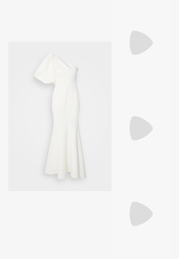 Jarlo FRANCES - Ballkleid - ivory; Schwarze Lackleder-Slingback-High Heels mit spitzem Schuh und einem geometrischen Blockabsatz. Verfügt über ein schlankes, minimalistisches Design und eine glatte Textur.; Metallisch goldene Clutch mit einer glatten, abgerundeten Form, ausgestattet mit einem oberen Druckknopfverschluss und einem kleinen Kettenriemen zum Tragen.; Goldfarbener Metallarmreif mit fließendem, geschwungenem Design. Er verfügt an einem Ende über einen kleinen, auffälligen, silberfarbenen Akzent.