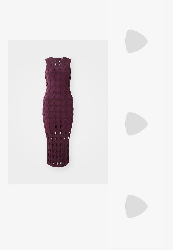 Robe en tricot de couleur violet profond, présentant un motif ajouré complexe, sans manches et à la silhouette ajustée jusqu'aux genoux.; Sandales dorées à talons avec un devant noué, texture plissée et une bride de cheville. Le talon carré a un design strié, améliorant l'adhérence.; Sac à main en cuir marron avec deux poignées robustes, de forme rectangulaire, texture lisse et fermeture zippée. Design minimaliste sans motifs visibles.; Boucles d'oreilles en or en forme de créoles avec des designs circulaires entrelacés et une finition polie, sur un fond neutre.