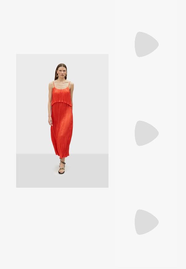 Röd plisserad maxiklänning med justerbara spaghetti-remmar, med ett lager på toppen och textil med struktur, bärs ihop med svarta sandaler med remmar.; Sandaler med klack i leopardmönster och fyrkantig tå, flera remmar och medelhög klack. Tillverkade av mjukt textilmaterial.; Kattögon-solglasögon med en matt svart plastbåge, mörka linser och en guldlogotyp som accent på skalmen. Vinklad design och jämn yta.; Brun läder crossbody-väska med logomönster, guldkedjestropp, dragkedjestängning och detaljer i guld. Kompakt och rektangulär form.