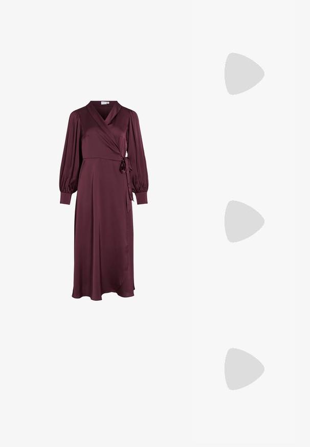 Burgundy omslagsklänning med långa puffärmar, knytmidja och en flödande silhuett. Tillverkad av ett smidigt tyg, med en v-ringad halsringning och mjuk drapering.; Svart lackläder slingbacksko med spetsig tå, ankelremmar med silverfärgade spännen och detaljer samt en smal klack.; Guldfärgad metallhandväska med en strukturerad design, slät textur och justerbar rem. Har en unik triangulär form och minimalistisk sömnad.; Örhängen i guldton med texturerade, vågiga former. Inkluderar skulpturala clip-on-stift och öppen hoop-design med hamrad finish.