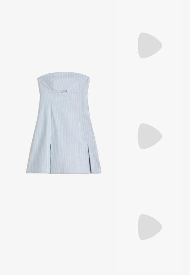 Brezramni lahki modri obleki z navpičnimi belimi črtami, z oprijetim zgornjim delom in dvema sprednjima razporkoma, narejeni iz gladkega materiala. Srebrni dodatki.; Bela natikača s teksturirano podplatom, koja ima tanke trakice i ravni dizajn. Napravljena od gume s suptilnim logotipom na ulošku.; Zlate kovinske sončne očala z ovalnimi sivo-besedilnimi lečami, tankimi ročaji in črnimi plastičnimi konicami. Imajo logotip na okvirju in prilagodljive nosne blazinice.; Rjava semišasta torbica za rame v obliki srpa, okrašena s srebrnimi in zlatimi okroglimi zakovicami v cvetličnih in krožnih vzorcih.