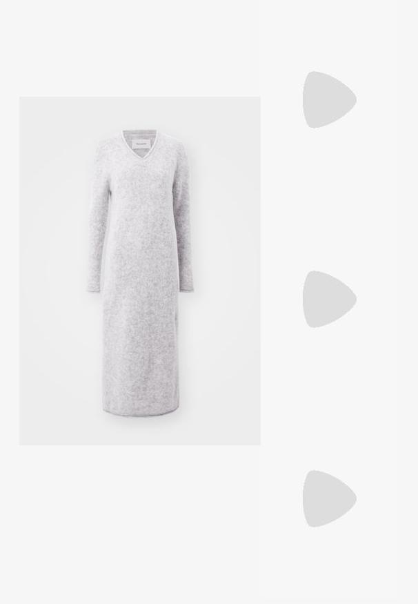 Grijze gebreide jurk van zacht materiaal met een V-halslijn en lange mouwen, met een eenvoudige rechte silhouet.; Zwarte suède instapper met een puntige neus en een kleine decoratieve strik op de bovenkant, met een platte zool en een open achterkant.; Zwarte, hoekige zonnebril met grijze lenzen; gemaakt van plastic, met dikke armen met een gladde oppervlakte en zonder zichtbare hardware.; Haakhandtas in lichtbeige, met een geweven patroon. Gouden schouderband, met decoratieve studs langs de randen voor extra details.