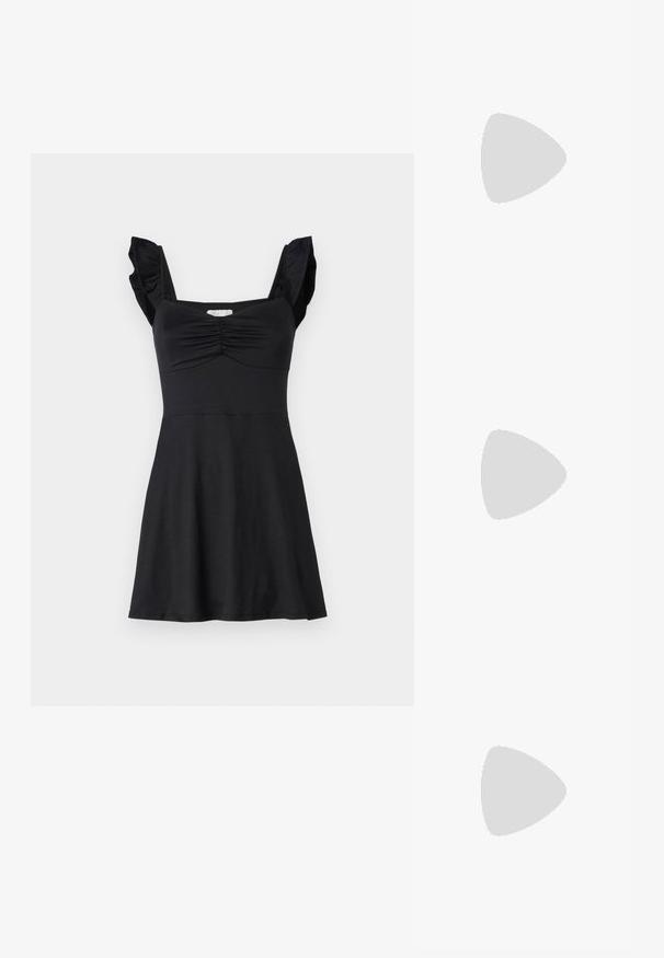 Rochie neagră dintr-un material neted, cu bretele volanate, cu plisse la bust și o siluetă de fustă evazată.; Balerini bej cu vârf ascuțit, cu un design din plasă, și o curea cu cataramă laterală. Talpă plată cu o textură netedă.; Ochelari de soare cu formă ovală, ramă din plastic transparent, lentile gri închis și brațe subțiri transparente cu accente de logo și detalii minime.; Coș din iarbă împletită cu o formă evazată, având o bază și mânere din piele neagră. Fibre naturale texturate cu accente negre netede.; Ceas Casio cu quartz, cu un cadran dreptunghiular de culoare argintie, accente aurii și un brățară metalică bicoloră din argint și aur. Caracteristică de rezistență la apă.